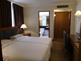 Escritorio, sistema de insonorización y tabla de planchar con plancha 