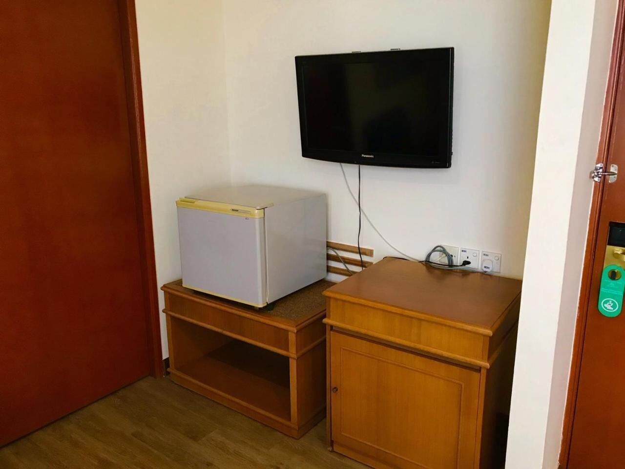 Escritorio, insonorización, tabla de planchar con plancha y wifi 