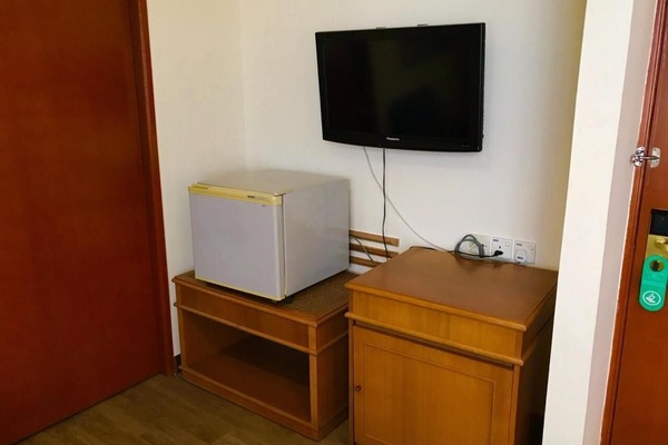 Escritorio, insonorización, tabla de planchar con plancha y wifi