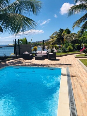 Piscine extérieure, chaises longues