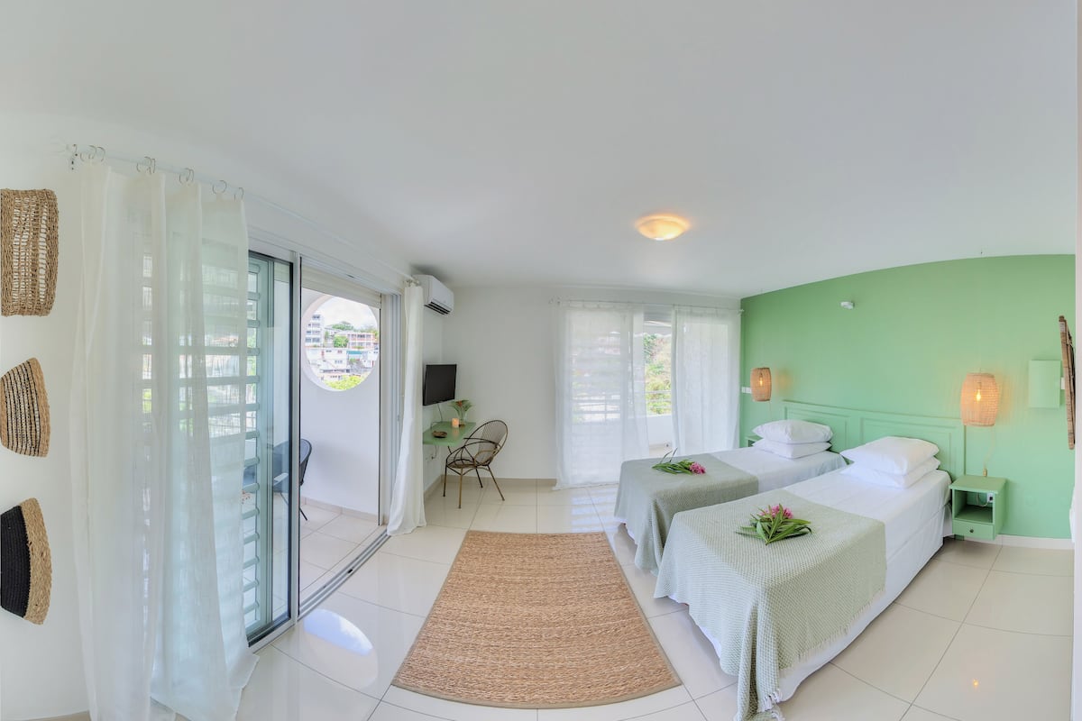 premium bedding, in-room safe, desk, laptop workspace