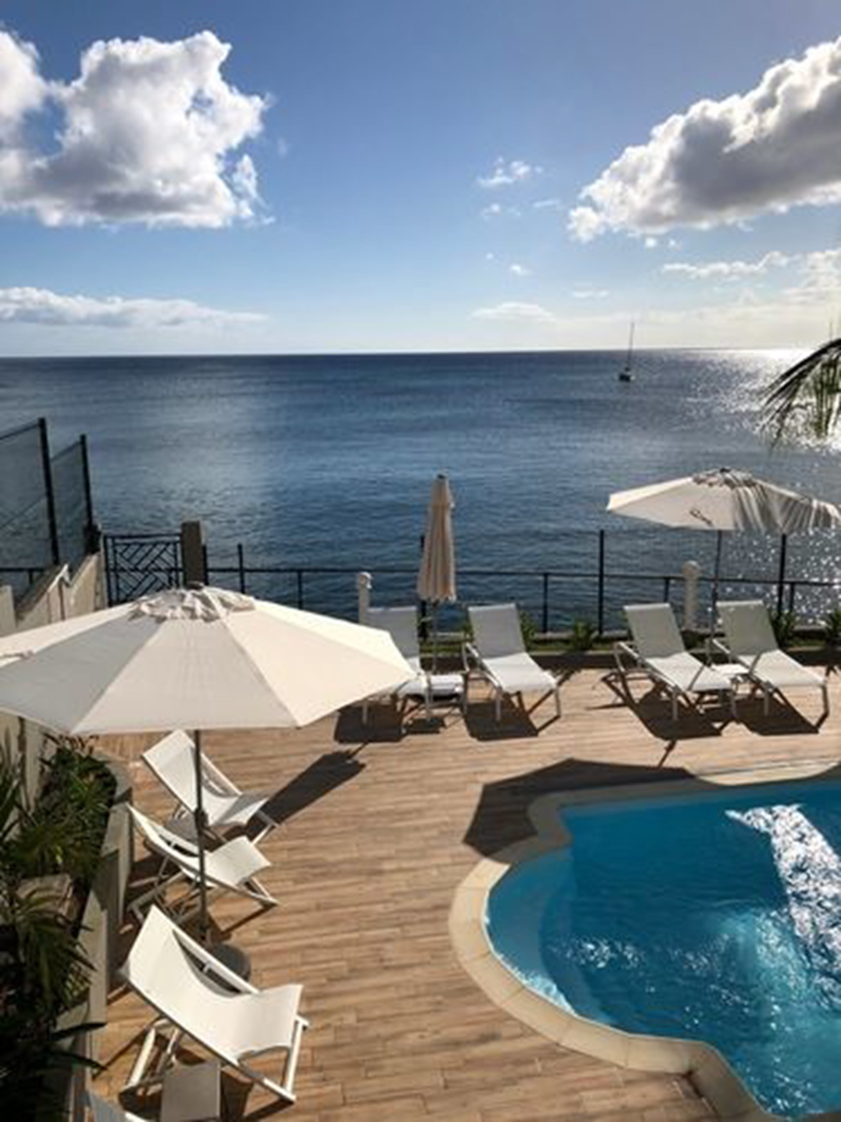 室外游泳池，開放時間為 08:00 至 20:00，提供日光浴躺椅