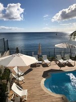 Piscina externa, funciona das 8h às 20h, espreguiçadeiras