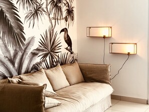 Grand Suite, 1 Queen Bed, Sea View | Living area | Flat-screen TV - Hotel Pelican (Schoelcher)