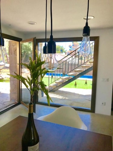 Uusi kunnostettu talo uima-altaalla, 10 minuutin päässä rannalta