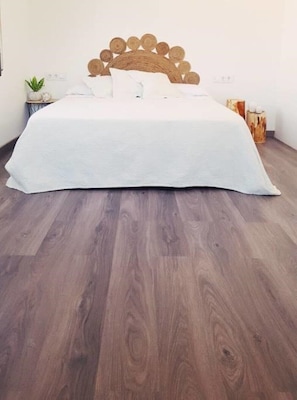 4 bedrooms, WiFi, bed sheets - New rehabilitated house with pool, 10 minutes from the beach (El Vendrell)