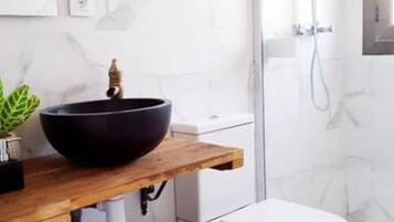 Een douche, een haardroger, handdoeken, toiletpapier