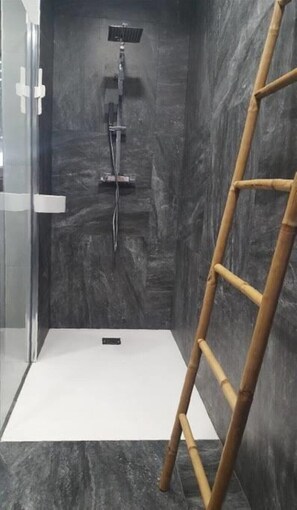 Shower, hair dryer, towels, toilet paper - New rehabilitated house with pool, 10 minutes from the beach (El Vendrell)