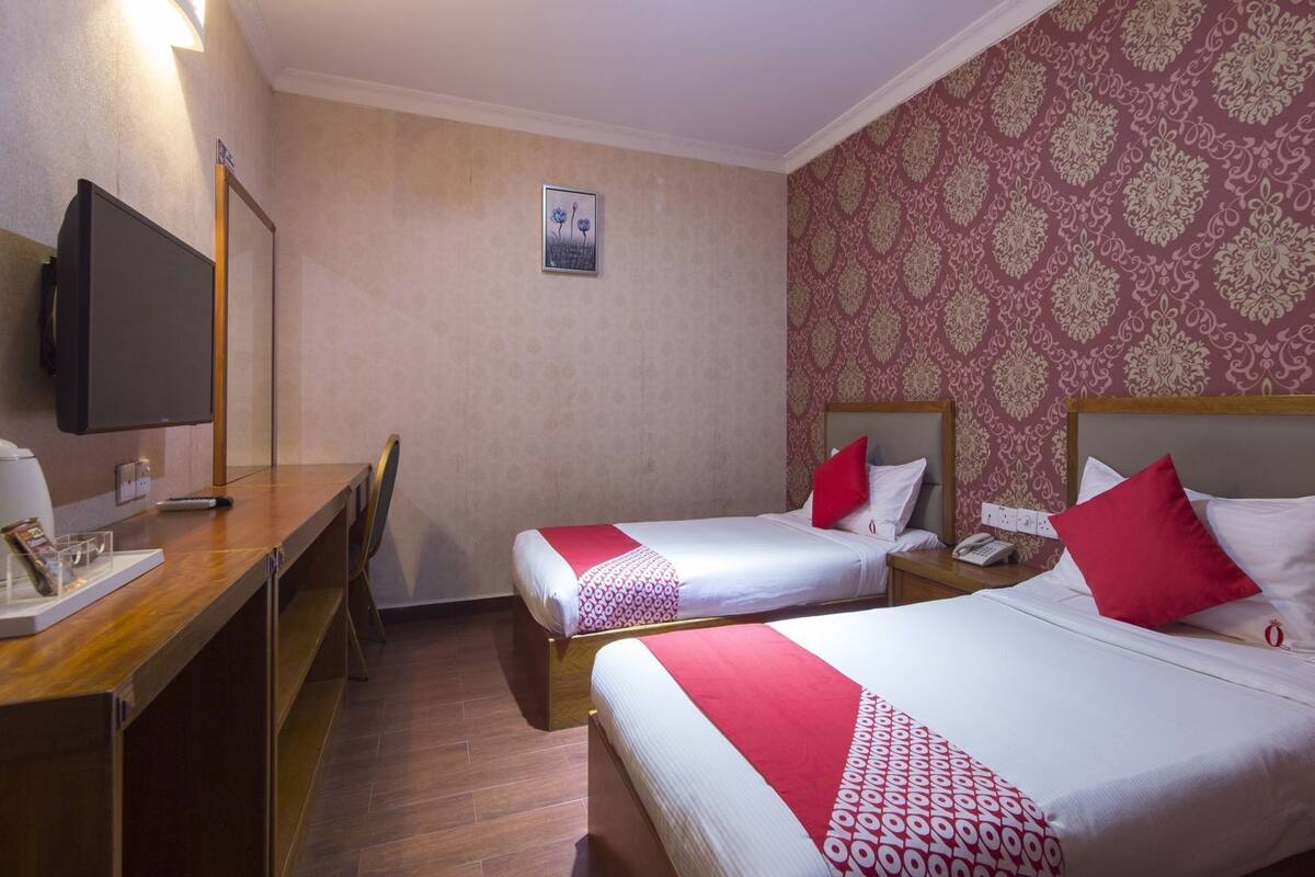 Escritorio, wifi gratis y ropa de cama 