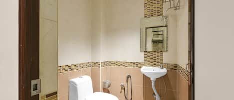 Un baño con inodoro, lavabo y ducha.