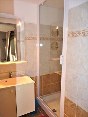 Dusche, Haartrockner, Handtücher, Toilettenpapier