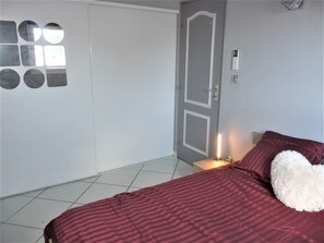 1 dormitorio, tabla de planchar con plancha, wifi gratis y ropa de cama
