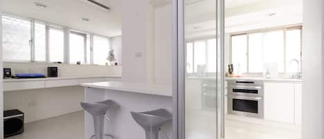 Großer Kühlschrank, Mikrowelle, Ofen, Herdplatte