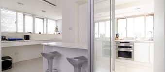 Spacious Modern Flat in downtown TPE Center