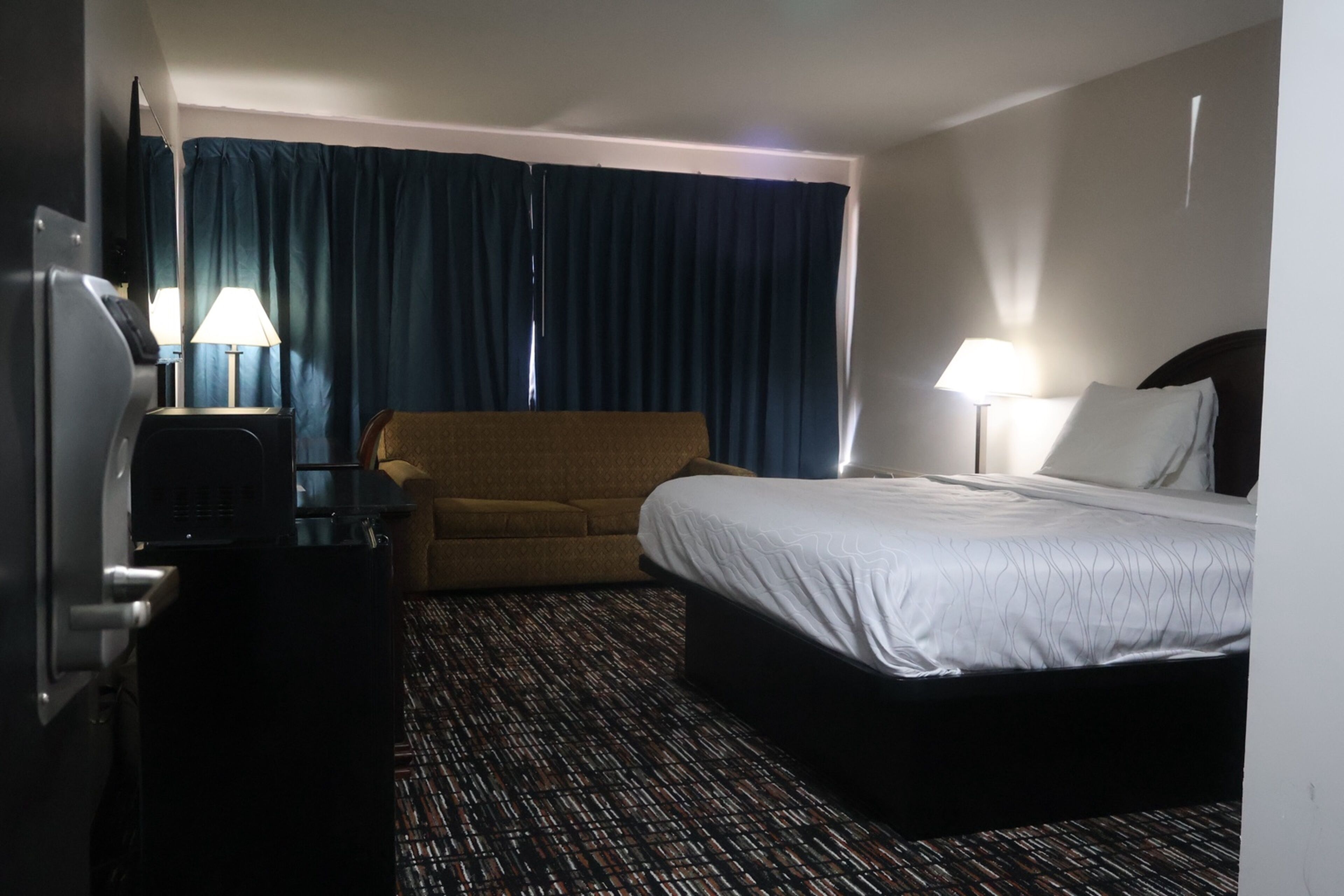 Room, 1 King Bed, Non Smoking | 1 bedroom, desk, laptop workspace, soundproofing