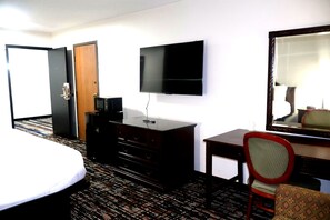 1 bedroom, desk, laptop workspace, soundproofing - Avalon Hotel & Conference Center (Chippewa Falls)