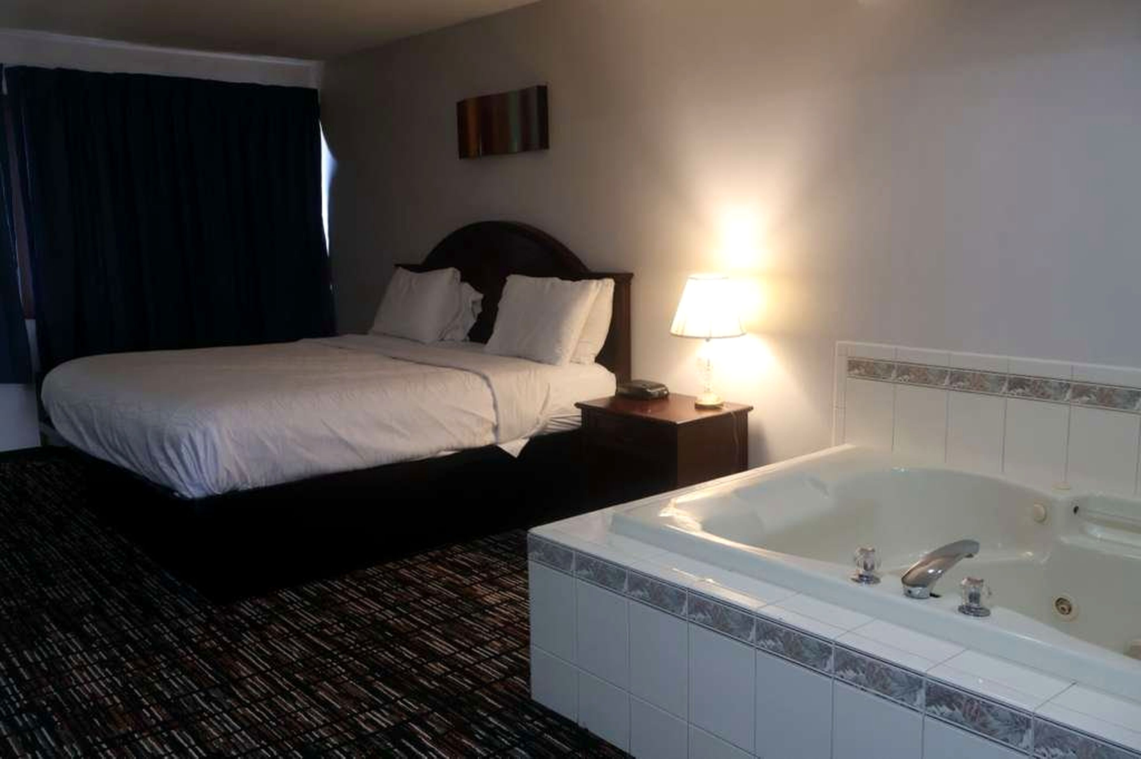 Chambre, 1 très grand lit, non-fumeur, bain à remous