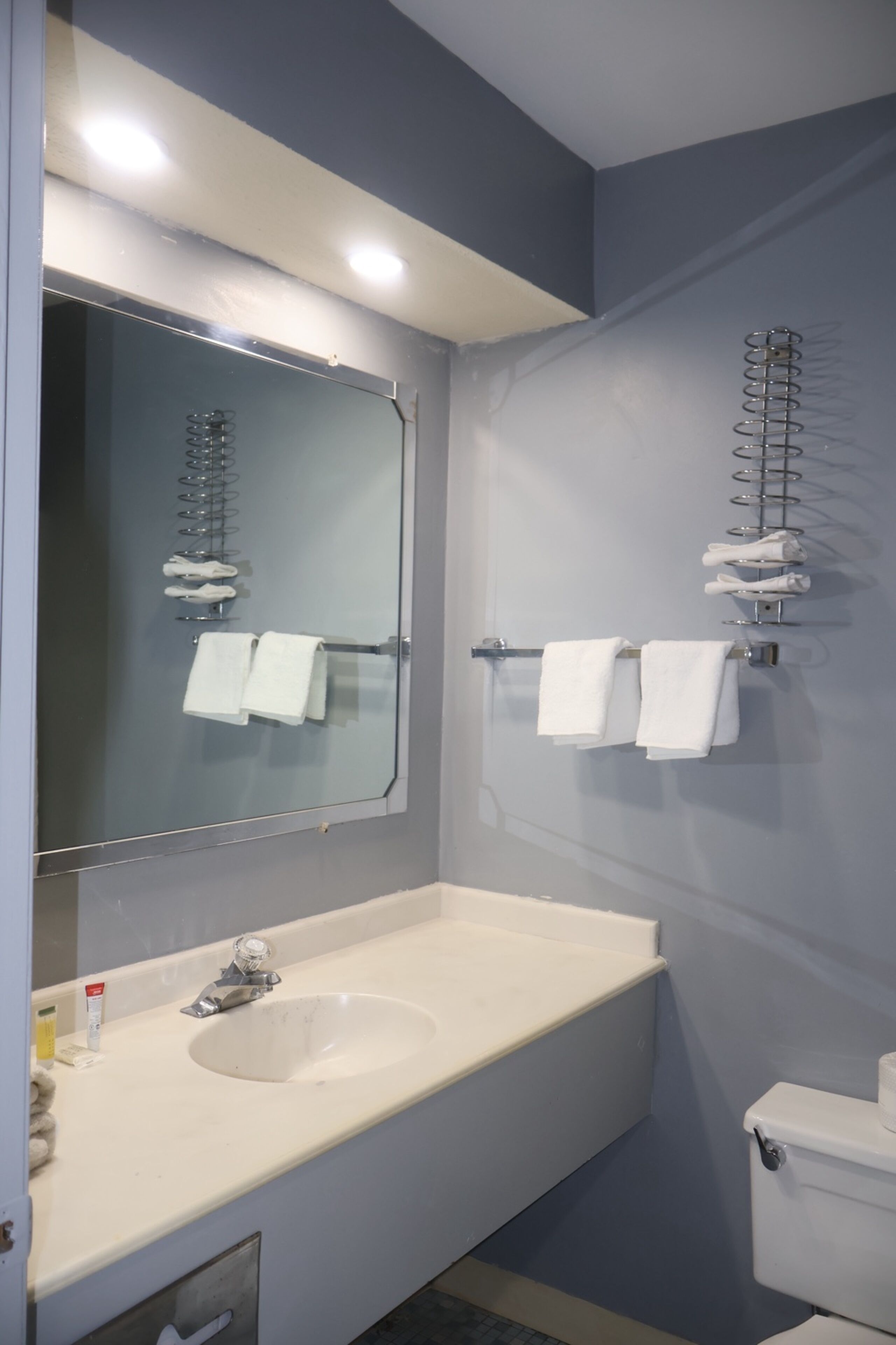 Tina con regadera, tina profunda, amenidades de baño gratuitas 