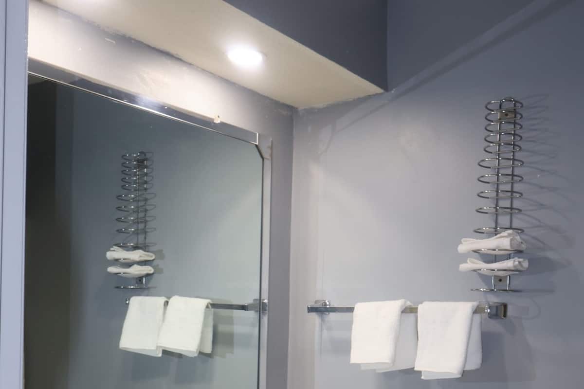 Tina con regadera, tina profunda, amenidades de baño gratuitas