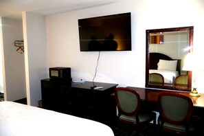 1 bedroom, desk, laptop workspace, soundproofing - Avalon Hotel & Conference Center (Chippewa Falls)