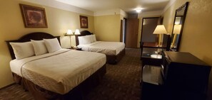 Room, 2 Katil Ratu (Queen), Non Smoking | 1 bilik tidur, meja, ruang kerja komputer riba, kalis bunyi 