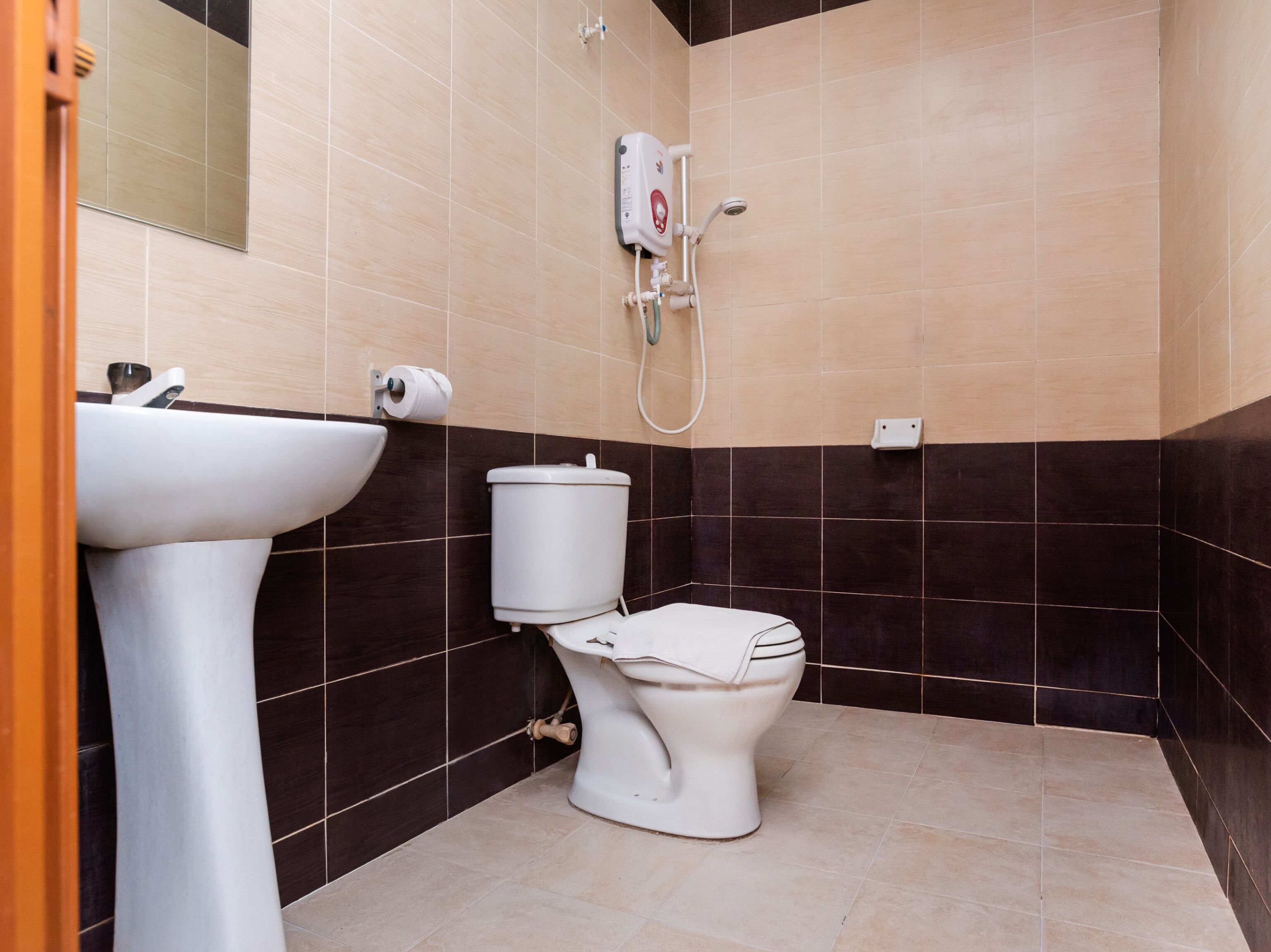 Shower, free toiletries, towels