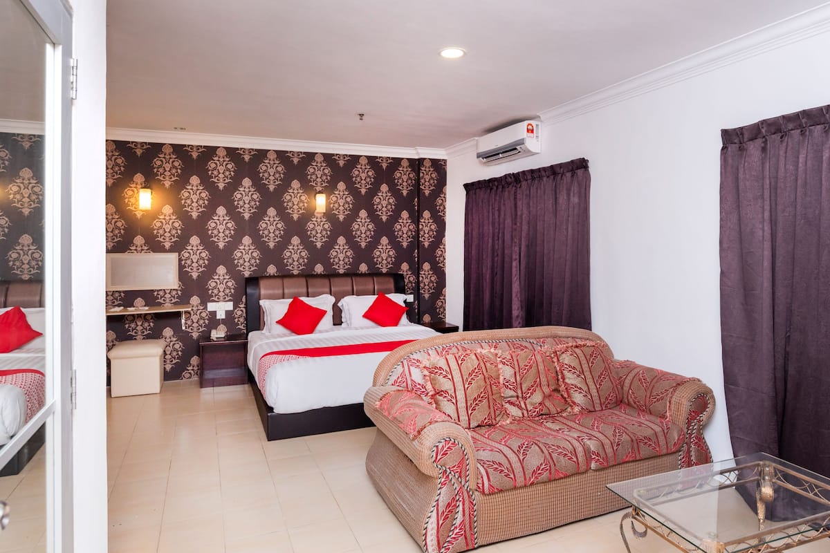 Premium Double Room, 1 King Bed | Desk, WiFi (free), bed sheets