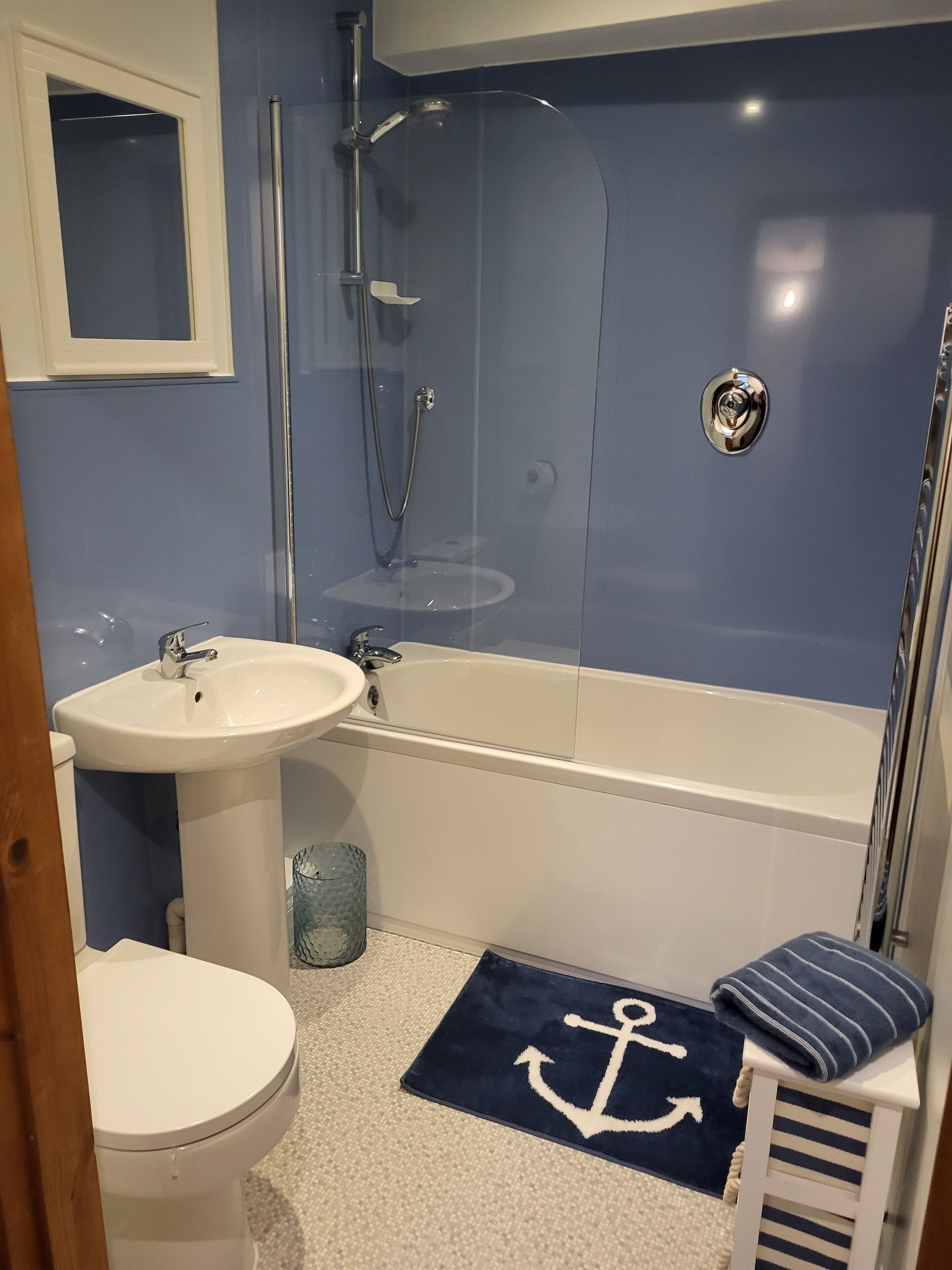 Combined shower/tub, towels, soap, shampoo