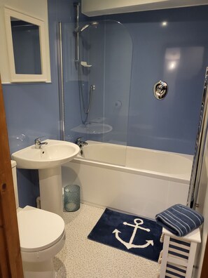 Combined shower/bathtub, towels, soap, shampoo