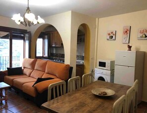 Televisor de pantalla plana i llar de foc 