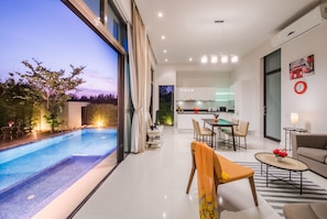 2-Bedroom Villa with Private Pool | リビング エリア | LED テレビ、Netflix、有料ムービー