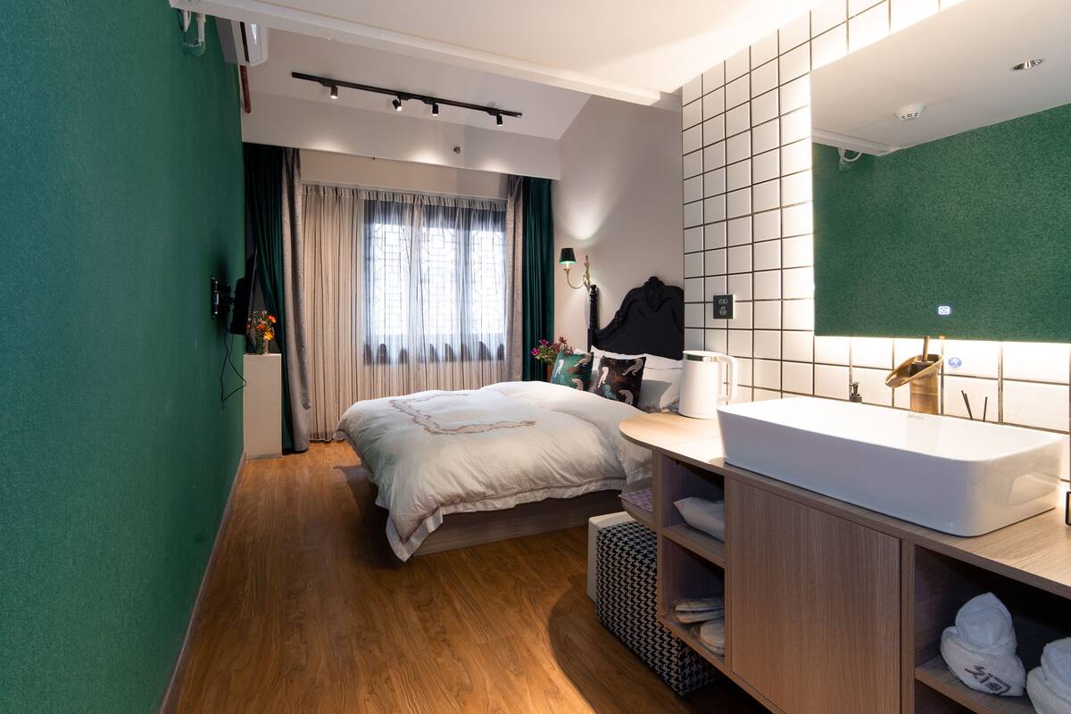 Blackout curtains, free WiFi