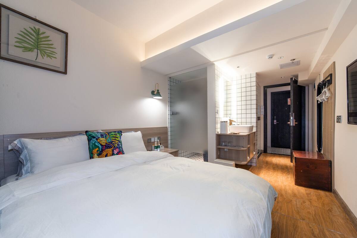 Blackout curtains, free WiFi