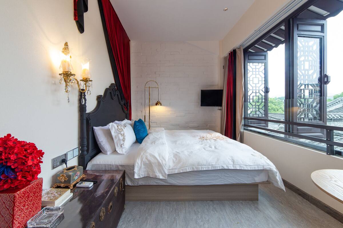 Blackout curtains, free WiFi
