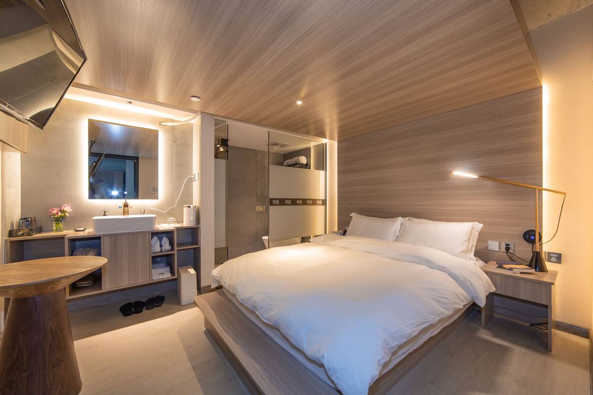 Blackout curtains, free WiFi