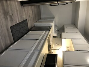 Frigorifero, microonde, forno, piano cottura