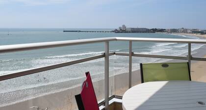 Modern 2-bedroom apartment, near beach, up to 6 guests