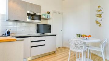 Kylskåp, mikrovågsugn, ugn och spishäll