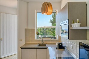 Kylskåp, mikrovågsugn, ugn och spishäll