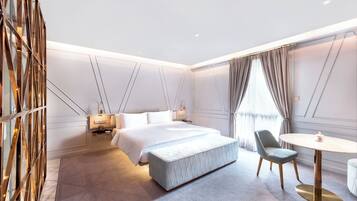 Minibar, coffres-forts dans les chambres, bureau