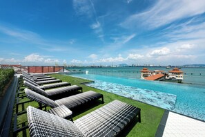 Piscine extérieure, chaises longues