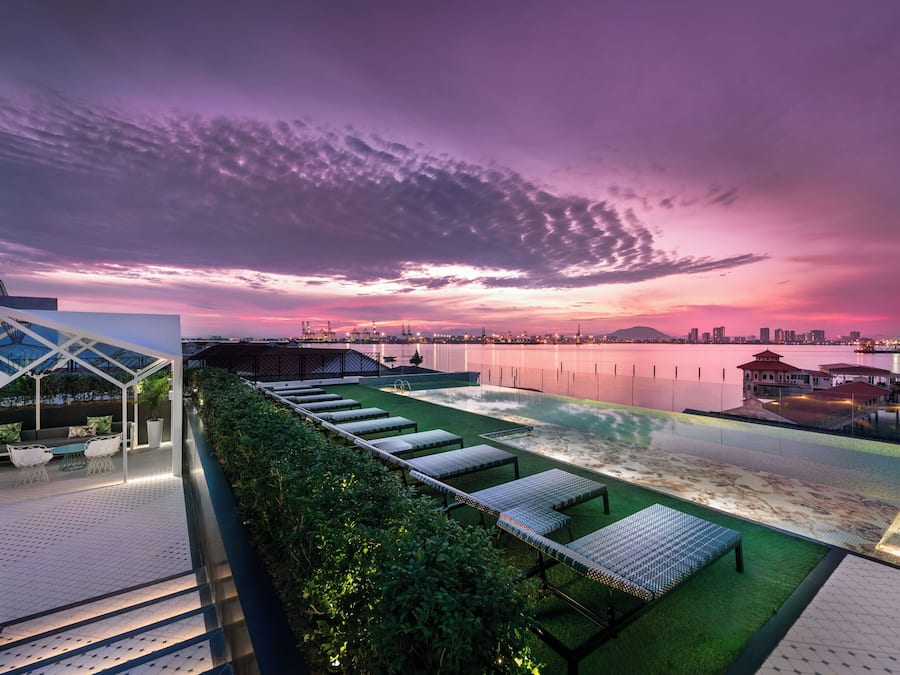 Kolam renang outdoor, dengan kursi berjemur