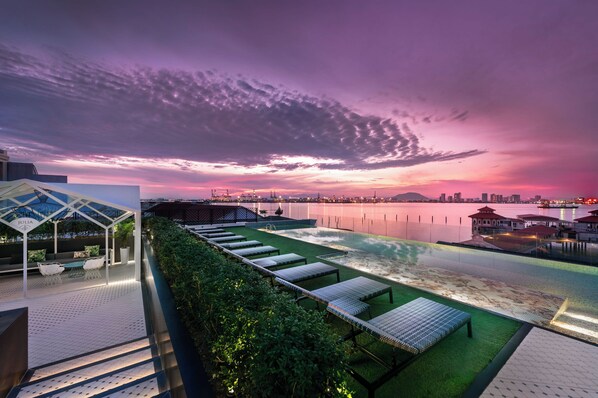 Außenpool, geöffnet von 07:00 Uhr bis 20:00 Uhr, Liegestühle