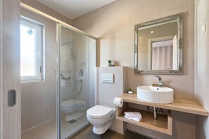 Douche, séchoir à cheveux, serviettes fournies, savon