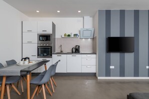 Réfrigérateur, four à micro-ondes, un four, surface de cuisson