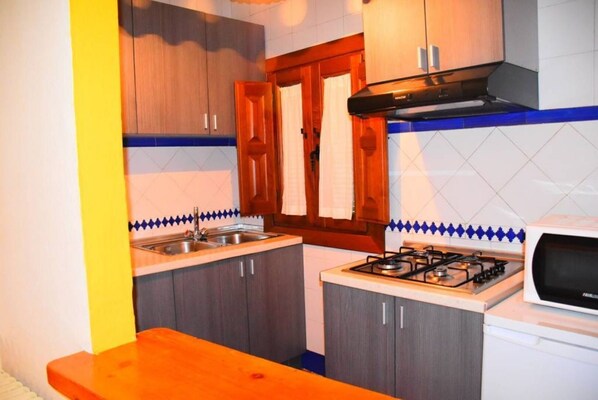 Een koelkast, een microgolfoven