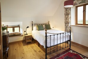 3 bedrooms, desk, iron/ironing board, WiFi - The Longbarn is a Grade II listed luxury home, fully renovated inside and out. (Ruthin)