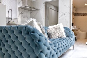 Deluxe Suite Room 303 | Living area | Flat-screen TV, iPad, Netflix