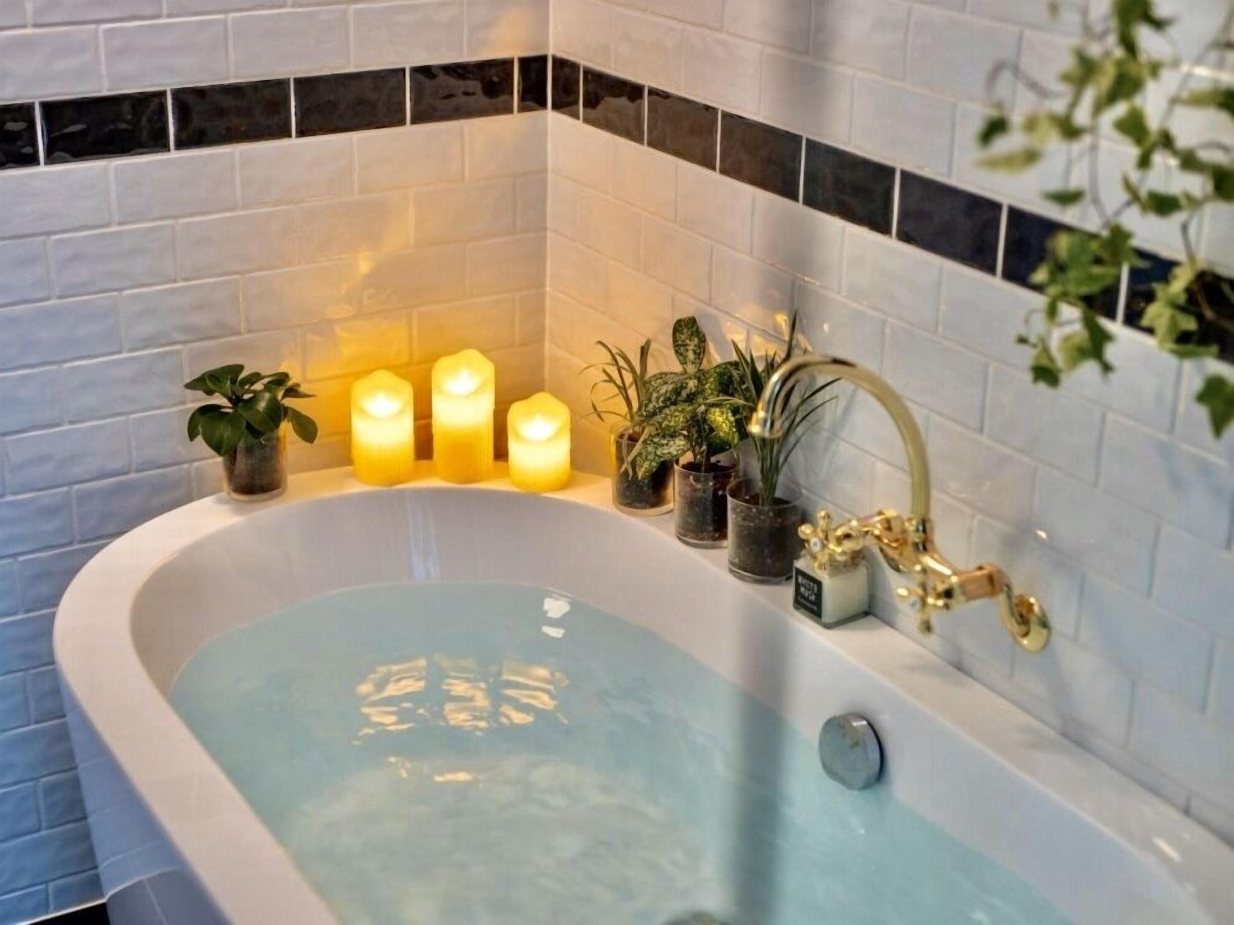 junior suite, 2 double beds (room 302) | bathroom amenities | combined shower/bathtub, deep-soaking bathtub, free toiletries