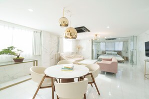 Suíte luxo, 1 cama King, cozinha (Room 203) | Roupas de cama premium, cofres nos quartos, individualmente decorados